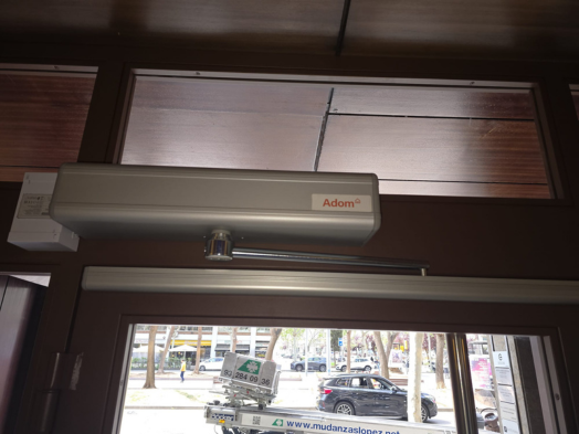 Motor de puerta Smart A de Erreka, acceso fácil al edificio para todos