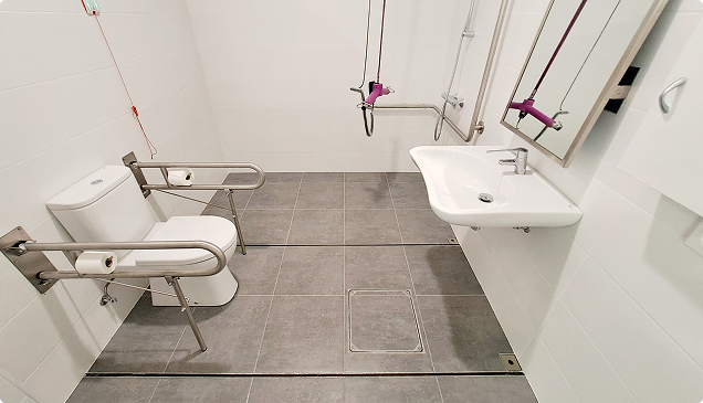 Baño adaptado con grúa