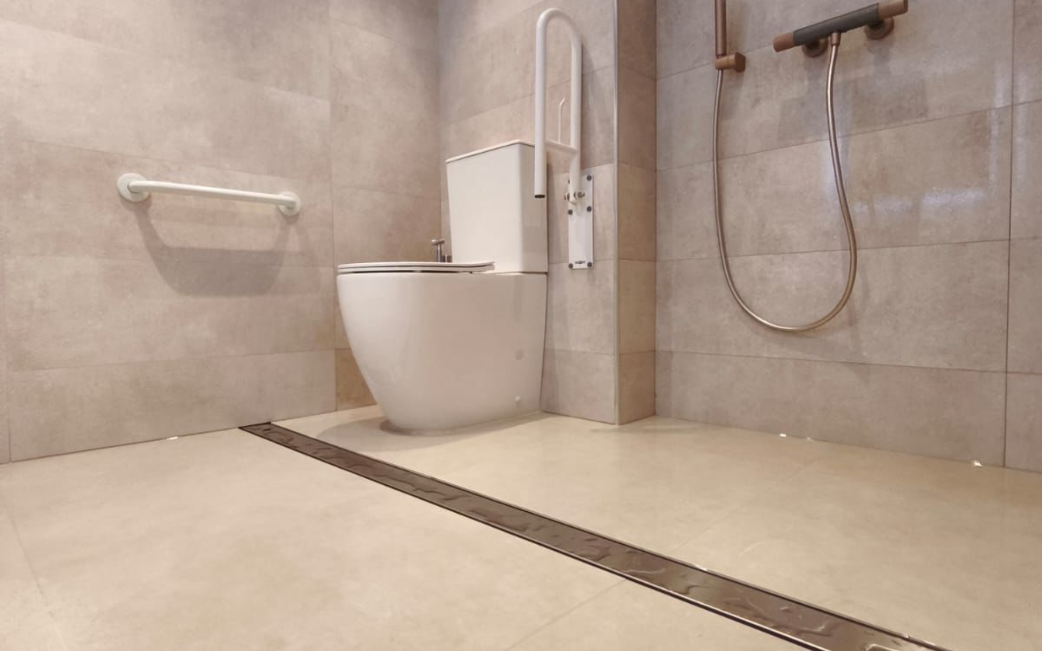 baño accesible con ducha plana