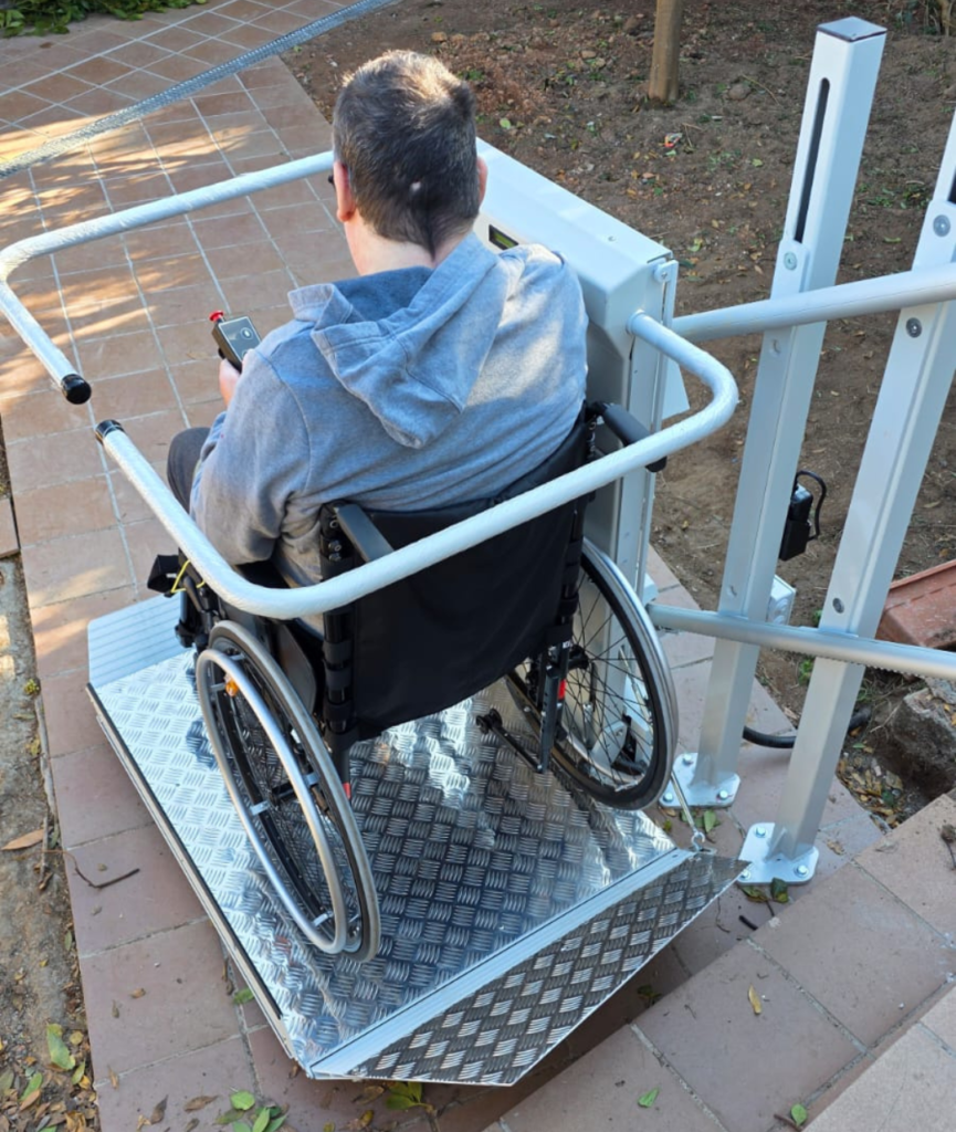 Usuario de silla de ruedas en plataforma elebadora